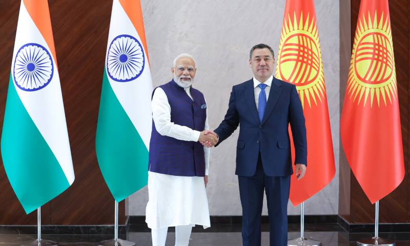 पंतप्रधान नरेंद्र मोदी आणि किर्गीझ प्रजासत्ताकचे राष्ट्राध्यक्ष यांच्यात द्विपक्षीय बैठक