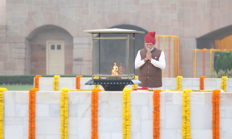 PM pays homage to Mahatma Gandhi at Rajghat PM pays homage to Mahatma Gandhi at Rajghat