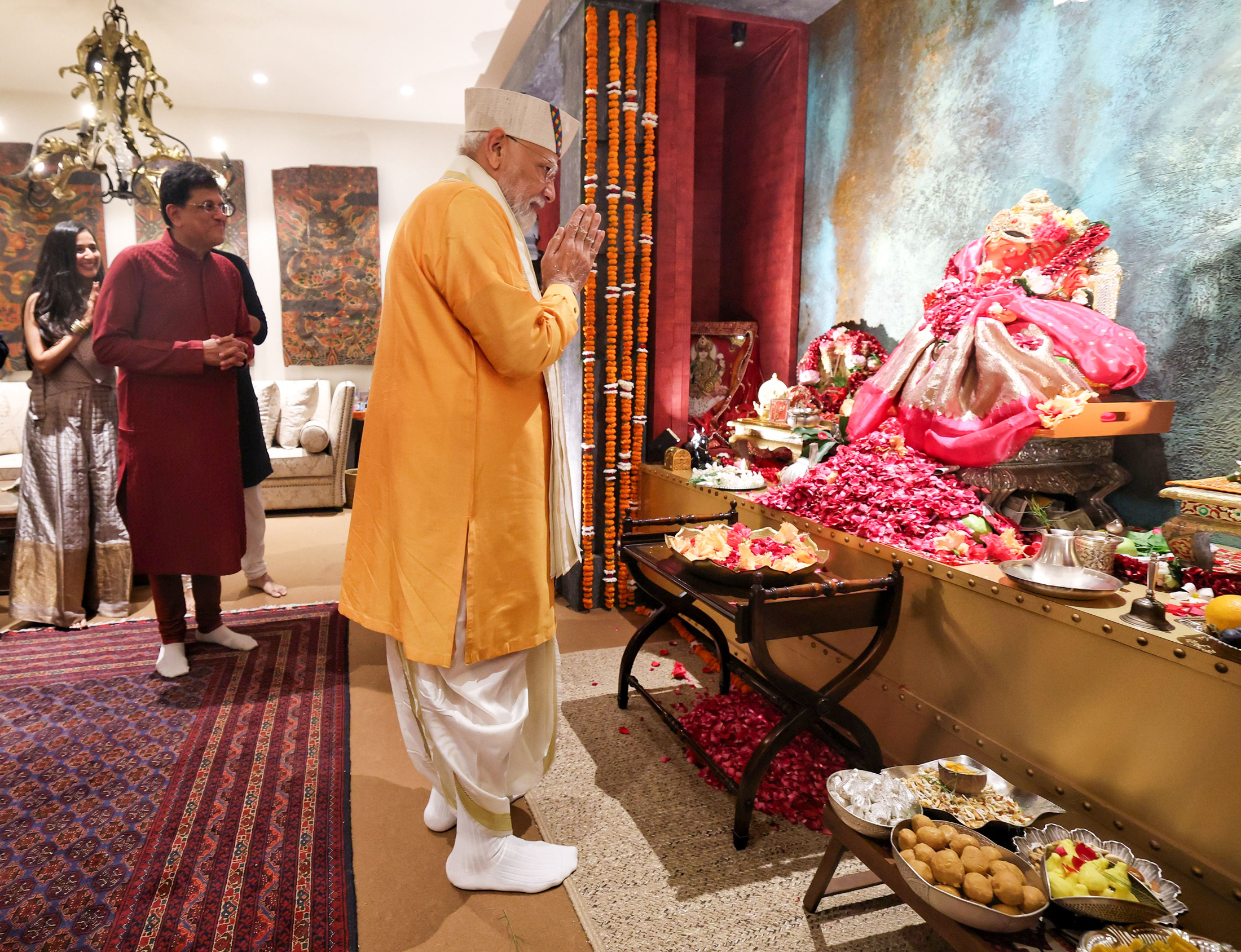 प्रधानमंत्री ने केंद्रीय मंत्री पीयूष गोयल के आवास पर गणपति दर्शन के दौरान भगवान श्री गणेश की पूजा-अर्चना की