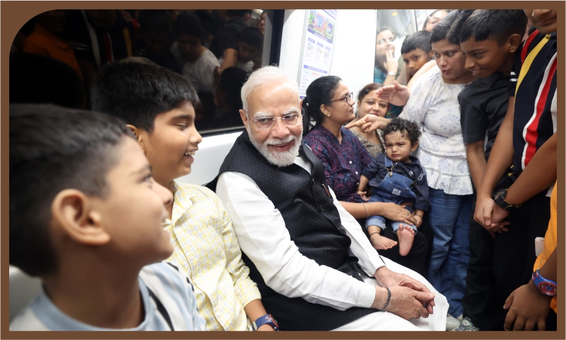 প্রধানমন্ত্রী এসআরসিসি-তে মেট্রো করে যাতায়াতের পথে আলাপচারিতার কয়েকটি মুহূর্ত ভাগ করে নিয়েছেন